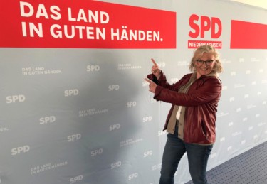 Steffi vor dem SPD Logo